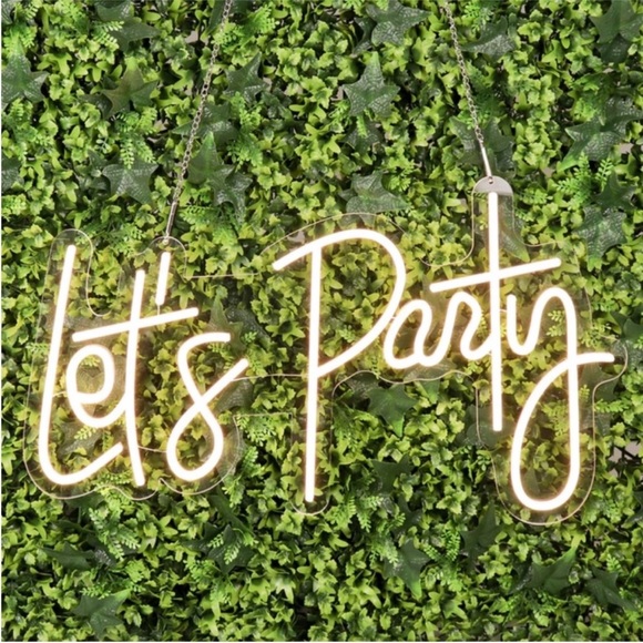 Let’s Party! Join Me Co-Hosting the New Week Looks Posh Party on March 16th 🍾 - Picture 2 of 2